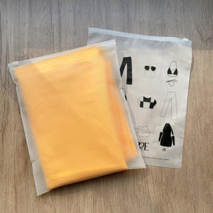 Sacs en plastique à fermeture éclair mat givré de haute qualité avec logo personnalisé 25x30cm pour l'emballage des vêtements - Product Image 4