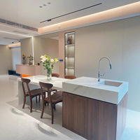 Îlot de salle à manger en bois sur mesure pour toute la maison, modèle buffet avec comptoir en pierre de quartz intégrant une table à manger extensible et un comptoir de bar