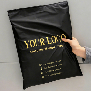 Bolsas de Embalaje para Ropa con Cierre, Color Negro Mate Esmerilado, Personalizables, Compostables, Reciclables, con Impresión de Logotipo - Product Image 1