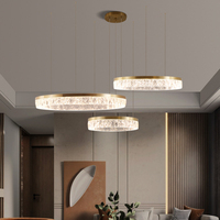 Lustre suspendu moderne en acrylique circulaire LED sur mesure pour plafond haut, finition dorée, température de couleur réglable pour