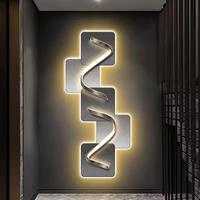 Couloir avec des peintures décoratives de lumières, plumes suspendues de couloir, luxe, peintures murales modernes minimalistes