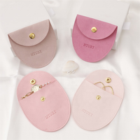 Grande quantité personnalisée bouton doré petite pochette à bijoux en microfibre gaufré pour boucle d'oreille sac incurvé pochette à bijoux souple pour broche