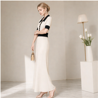 Robe longue en tricot pour femme, style preppy moderne, col contrastant, boutons dorés côtelés, coupe évasée pour un look contemporain
