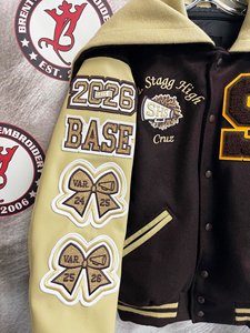 <span class=keywords><strong>Giacca</strong></span> Varsity Personalizzata DCY per Uomo, Nera e <span class=keywords><strong>Beige</strong></span>, con Maniche in <span class=keywords><strong>Pelle</strong></span>, Patch in Ciniglia, Bottoni a Scatto e Cappuccio Ricamato - Product Image 3