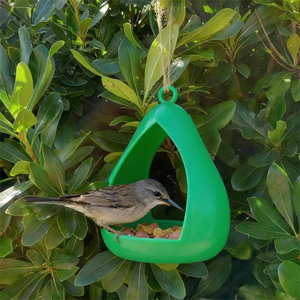 Comedero para Pájaros en Forma de Pera, Altamente Práctico, Hecho de Plástico Resistente, Ligero, Fácil de Limpiar y con Excelente Relación Calidad-Precio - Product Image 1