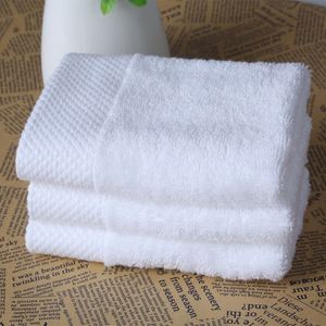 Serviette de toilette blanche personnalisée pour hôtel, petite, en coton 100% - Product Image 2