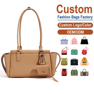 Bolso de Hombro de Cuero Genuino Personalizado con Cierre Antirrobo, Doble Asa y Colgante de Corazón - Product Image 1