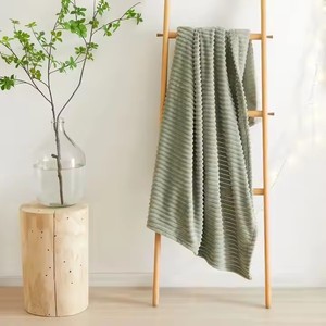 Hot Bán Chất Lượng Dải Lông Cừu Đồng Bằng Màu Dày Flannel Ném Giường Chăn - Product Image 4
