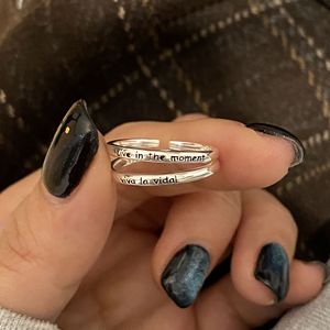 Anillo Circular con Letra Esmaltada en Plata de Ley S925, Incrustado con la Frase 'Long Live Your Life', Accesorio de Nicho para el Momento Presente - Product Image 1