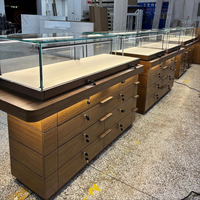 Vitrine de présentation de vêtements de luxe personnalisée moderne