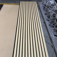 Panneau acoustique en bois à lattes, panneau mural insonorisant en feutre PET écologique pour la décoration intérieure des bureaux commerciaux, des hôtels