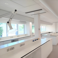 Banc de laboratoire médical personnalisé en acier et bois avec alimentation électrique