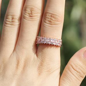 Anello geometrico irregolare da donna con design intarsiato scintillante, elegante gioiello alla moda - Product Image 3