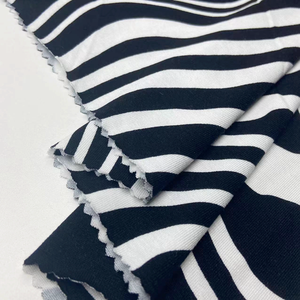 Tela de punto suave de jersey 95/5 de viscosa y elastano con patrón de ondas, estampado personalizado, 220 g/m², rayón, jersey sencillo para vestidos y blusas. - Product Image 2