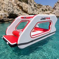 Flotteur gonflable cabine couleur personnalisée avec fenêtres latérales ouvertes, auvent solaire intégré et tapis de relaxation rembourré pour les sorties aquatiques familiales estivales en bord de mer