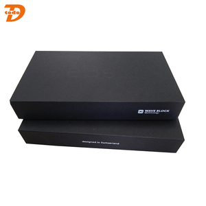 Top và bottom cạnh sắc nét hộp quà màu đen với dập nổi logo - Product Image 5