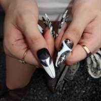 Ongles à presser style Y2K motif serpent noir et blanc, avec éclats métalliques argentés et strass en forme d'étoile