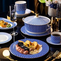 Service de table en porcelaine de luxe, motif géométrique bleu, bord doré, assiettes, bols, mariage, hôtel, style européen élégant
