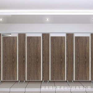 Cloison de toilettes publiques en bois, étanche, insonorisée, au sol, design minimaliste - Product Image 2