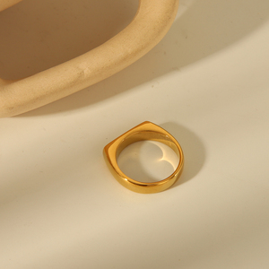<span class=keywords><strong>Bague</strong></span> signet carrée large et <span class=keywords><strong>plate</strong></span> H&C Dainty en acier inoxydable plaqué or PVD 18 carats pour homme, idéale pour mariage, fiançailles et fêtes - Product Image 4