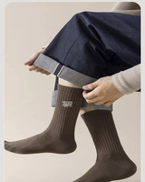 Chaussettes de sport de basketball personnalisées pour hommes, noir et blanc, broderie tridimensionnelle, mi-tube, logo d'hiver pour les jeunes, saison de printemps