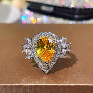 Bague de fiançailles en zircone cubique en forme de poire pour femme, bande luxueuse entièrement pavée de pierres précieuses jaunes simulées avec un style élégant - Product Image 2