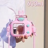 Bouteille d'eau créative en plastique de qualité supérieure de 600 ml en forme de téléviseur avec paille et sangle de transport pour enfants, idéale pour les voyages et conforme aux normes alimentaires