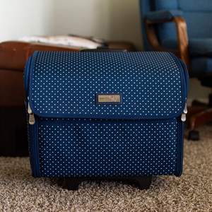 Échantillon gratuit 2025 Mode Personnalisé Qualité supérieure Grande capacité Sac à roulettes pour machine à coudre avec roues - Product Image 1