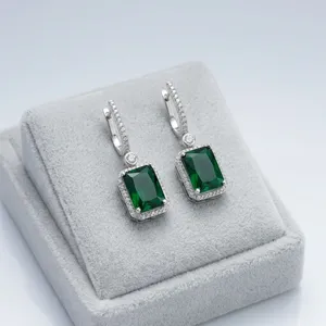 Boucles d'oreilles créoles Bhargavi en laiton avec diamants américains, bijoux de mode indiens tendance pour mariages, vente en gros - Product Image 1