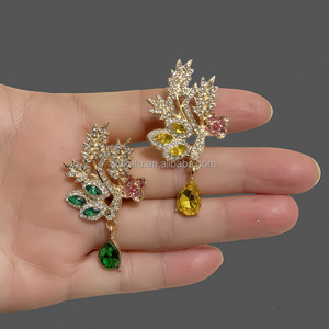 Broche de Flor de Aleación de Zinc Chapado en Oro con Cristales y Diamantes de Imitación para Mujer, Regalo de Compromiso y Boda, Uso Diario - Product Image 1