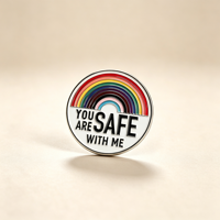 Broche en émail métallique peinte « Tu es en sécurité avec moi » – Thème drapeau arc-en-ciel, badge de revers, bijou, cadeau pour amis LGBT