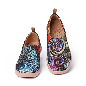 أحذية نسائية مسطحة مخصصة بتصميم مطبوع لجميع المواسم، أحذية قماشية عصرية للسيدات، أحذية سهلة الارتداء من مادة EVA، تصميم زهري بصباغة التاي داي - Product Image 4