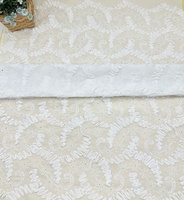 Tissu en coton 100% brodé de marguerites ajourées 3D et froncé, idéal pour robes, chemisiers et vêtements pour enfants - Vente en gros