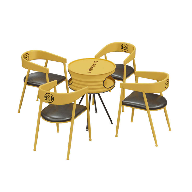 Une table et quatre chaises