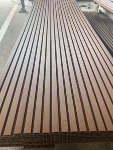 Imita paneles de pared de <span class=keywords><strong>madera</strong></span> para decoración de paredes exteriores, paneles de pared exteriores resistentes a la luz solar con agujeros cuadrados huecos - Product Image 4