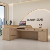 Bureau de réception en bois de luxe en forme de L avec logo personnalisé, design moderne et minimaliste, pour hôtel ou salon de beauté