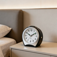 Réveil en plastique noir de 5 pouces, style moderne, forme polygonale, affichage à aiguilles, veilleuse, mouvement silencieux, fonction snooze, à piles