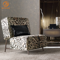 Fauteuil d'appoint géométrique moderne avec tissu imprimé léopard, fauteuil lounge rembourré de style boîte avec structure métallique pour hôtel de charme