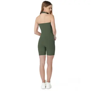 Combinaison de sport sans couture vert foncé pour femmes, col halter, design push-up, longueur short bermuda, 75% polyester 25% élasthanne, Me - Product Image 3