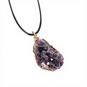 Collar con Colgante de Amatista Natural Enrollado en Alambre, Colgante de Piedra Curativa de Amatista Púrpura Cruda, Gema Hecha a Mano - Product Image 3