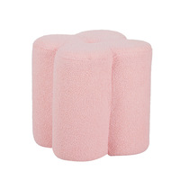 Pouf moderne en forme de trèfle marron clair, élégant et moelleux, idéal pour chambre à coucher, appartement ou fauteuil de salon.