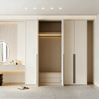 Armoire moderne minimaliste en contreplaqué avec longues poignées métalliques et évier, placard en bois personnalisable style crème pour rangement de chambre