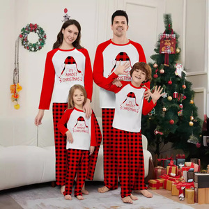 Conjunto de Roupa de Casa Macia de Natal com Estampa Digital de Letras e Chapéu de Papai Noel, Estilo Casual Europeu-Americano, Manga Longa, Xadrez e Patchwork - Product Image 1