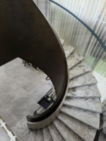Vente en gros Escalier moderne en bois massif tournant en verre trempé Norme australienne Utilisation intérieure Matériau en aluminium en forme de spirale