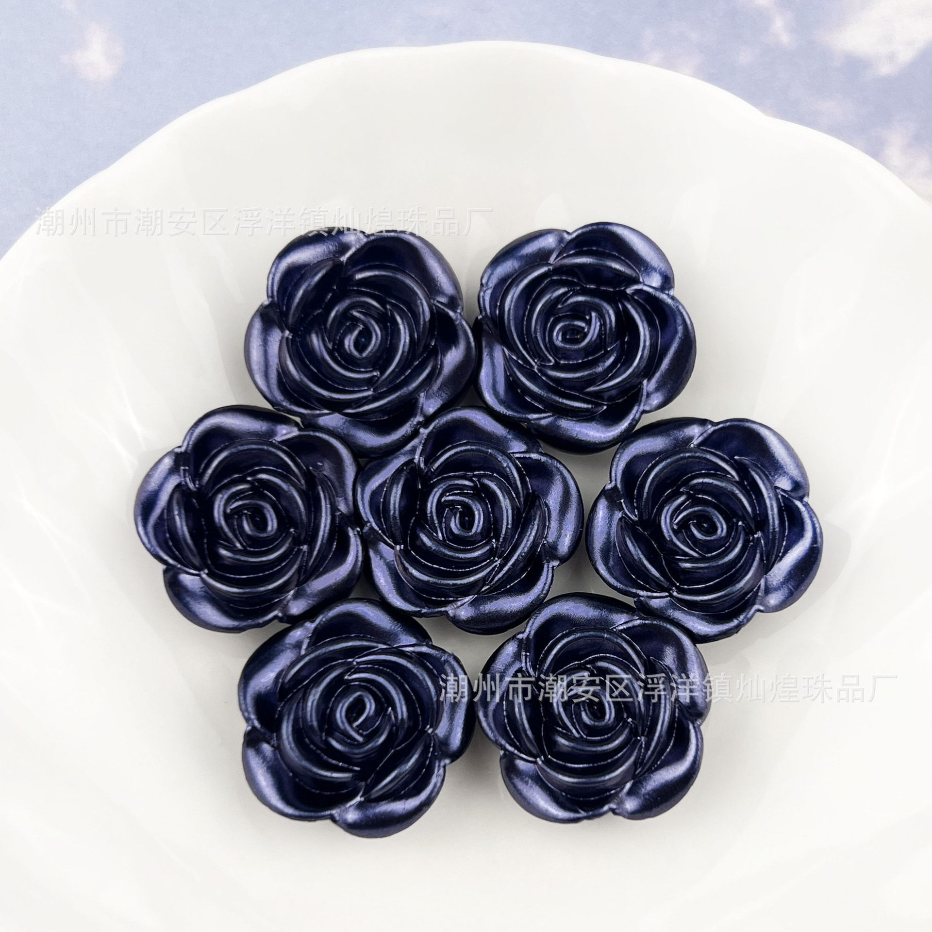 2 rosas azul oscuro con agujeros