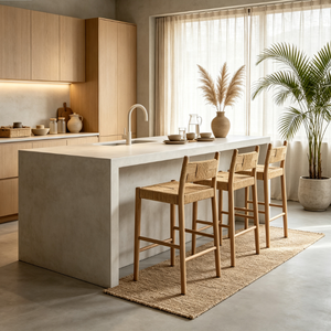 Sgabello da Bar Wabi-Sabi Japandi in Rovere Naturale con Seduta in Corda di Carta Intrecciata a Mano, Stile Organico Moderno, Schienale Basso in Legno Massello e Seduta in Paglia Intrecciata - Product Image 1