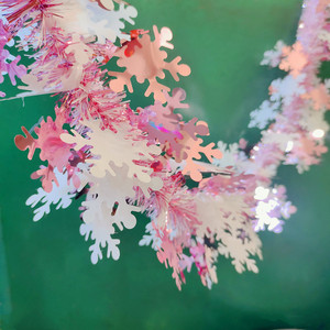 Decoración Navideña, Copos de Nieve de Plástico con Franjas de Colores, Guirnalda de Flores Artificiales, Cinta de Copos de Nieve Reflectante de Múltiples Colores - Product Image 4
