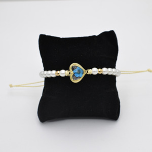 Braccialetto con Fiori Essiccati di Narciso, Ciliegio e Pesco, Cornice Dorata, Perle Finte in Resina e Vetro, Gioiello da Polso Delicato - Product Image 2