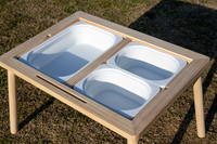Table d'activités en bois sur mesure COMMIKI OEM avec tableau de dessin, plateau à eau et sable, table sensorielle pour le sable avec 2 bacs de rangement