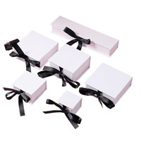 Boîtes cadeaux de mariage en carton pliables de luxe, recyclables, avec logo personnalisé, finition mate, éponge rose, ruban rouge et nœud.